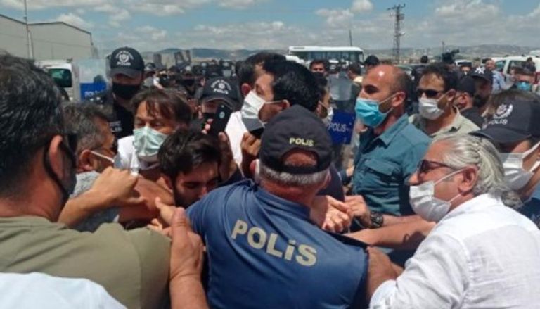 عناصر من الشرطة التركية أثناء فض الوقفة الاحتجاجية