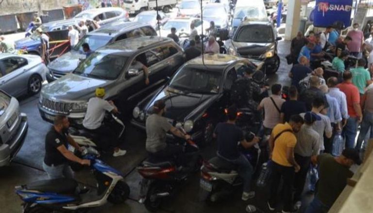تكدس السيارات داخل محطة وقود في لبنان