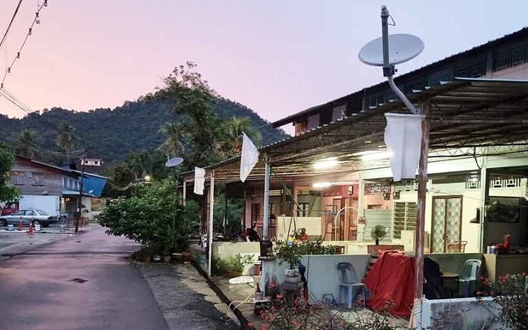 ماليزيون يرفعون رايات بيضاء