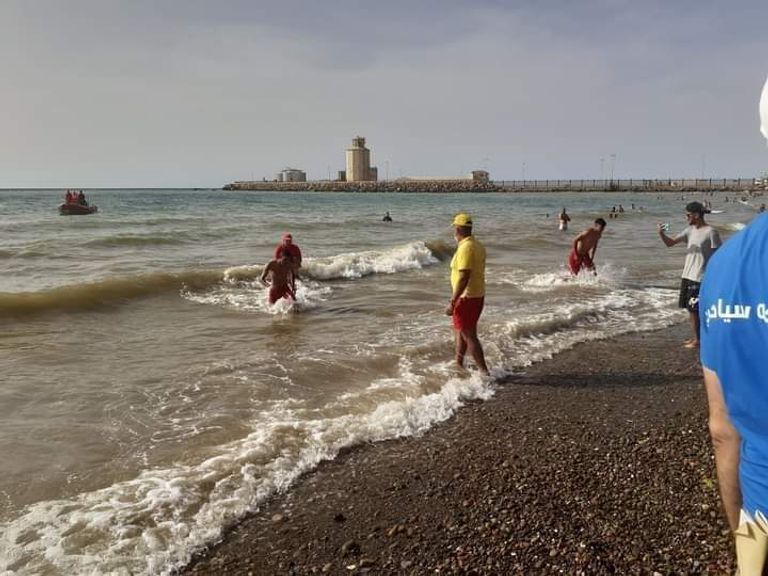 الشاطئ الذي شهد تسمما جماعيا بالجزائر أحد المصابين بالغاز السام في الجزائر