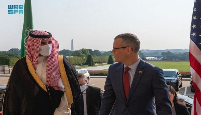 نائب وزير الدفاع السعودي خلال لقاء وزير الدفاع الأمريكي