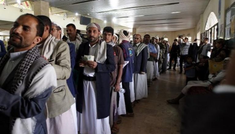 موظفون يمنيون مهددون بالتسريح القسري
