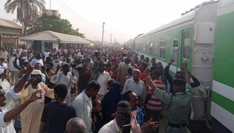 السودانيون يحتفلون بأولى رحلات قطار الشرق