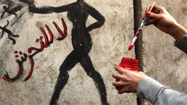 لوحة فنية ضد التحرش الجنسي وقفة نسوية ضد التحرش الجنسي بالجزائر - أرشيفية