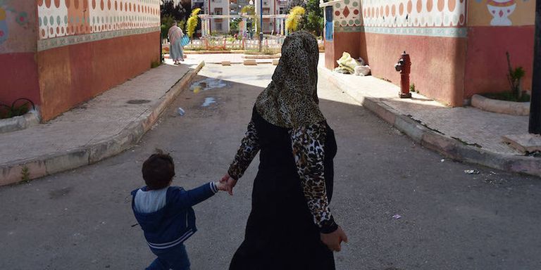 سيدة جزائرية مع ابنها وقفة نسوية ضد التحرش الجنسي بالجزائر - أرشيفية