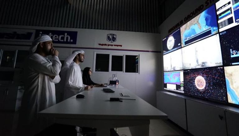 الفريق الإماراتي يتابع إطلاق القمر الاصطناعي