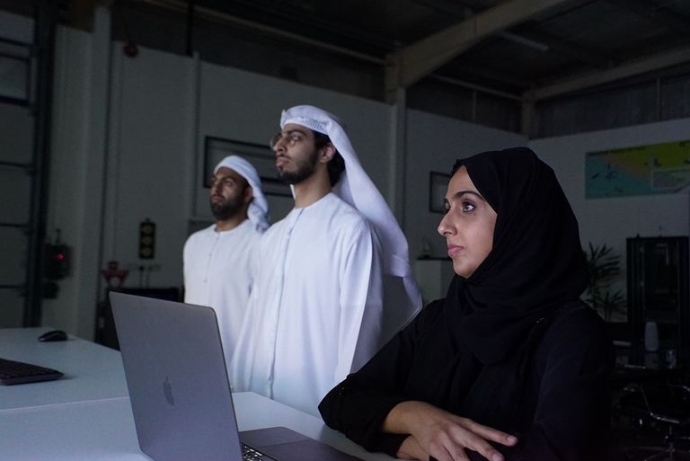 الفريق الإماراتي يتابع إطلاق القمر الاصطناعي