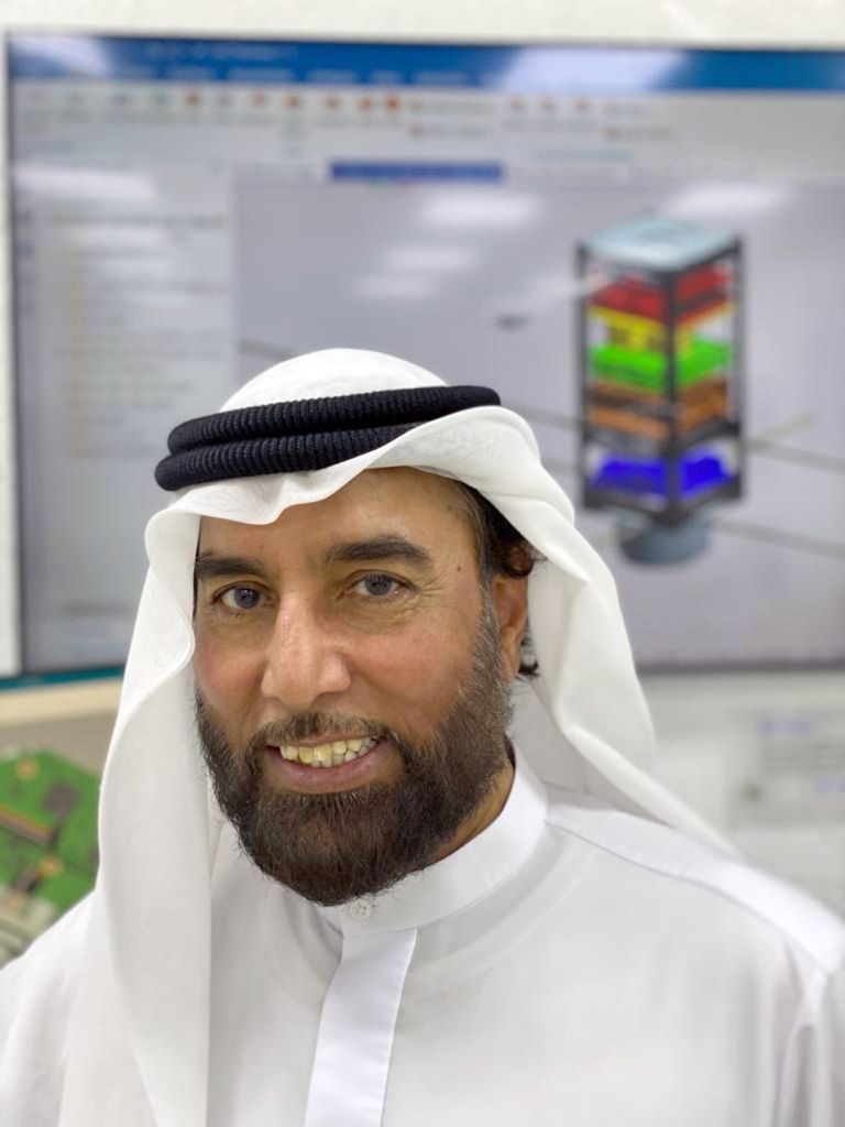 الفريق الإماراتي يتابع إطلاق القمر الاصطناعي