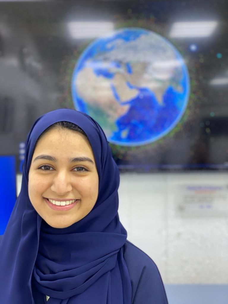 الفريق الإماراتي يتابع إطلاق القمر الاصطناعي