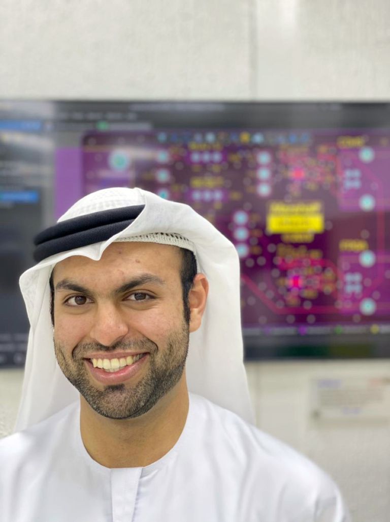 الفريق الإماراتي يتابع إطلاق القمر الاصطناعي