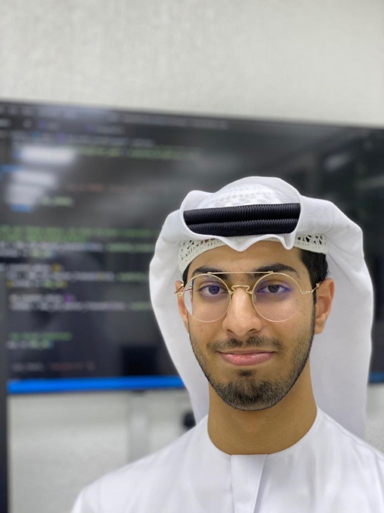 الفريق الإماراتي يتابع إطلاق القمر الاصطناعي