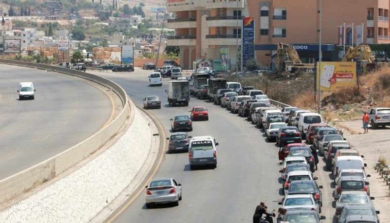 طابور طويل من سيارات اللبنانيين أمام محطة وقود