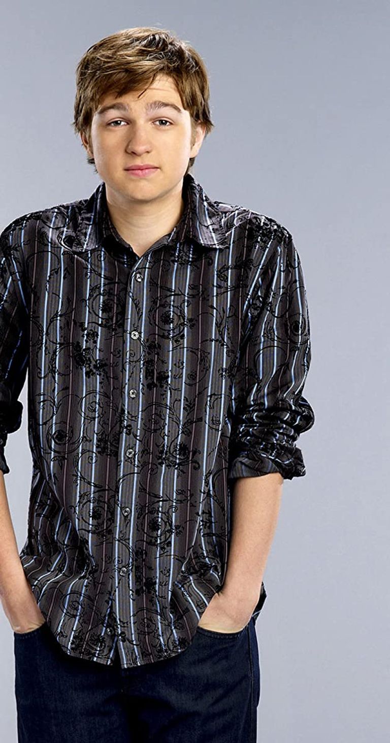 الممثل أنجوس جونز، بطل مسلسل رجلان ونصف