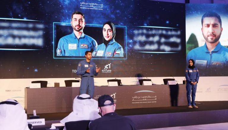 رائدا الفضاء الإماراتيان خلال المؤتمر الصحفي