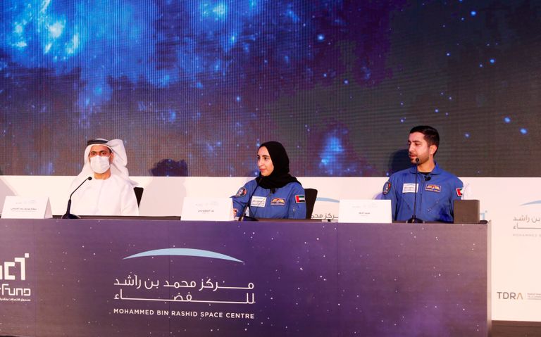 رائدا الفضاء الإماراتيان خلال المؤتمر الصحفي