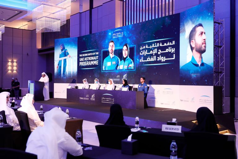رائدا الفضاء الإماراتيان خلال المؤتمر الصحفي