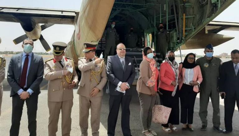 سفير مصر وملحق الدفاع في استقبال المساعدات المصرية بمطار الخرطوم