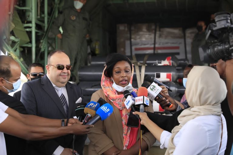 سفير مصر وملحق الدفاع في استقبال المساعدات المصرية بمطار الخرطوم