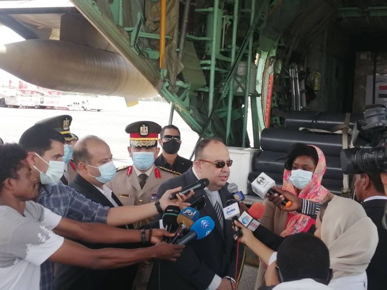 سفير مصر وملحق الدفاع في استقبال المساعدات المصرية بمطار الخرطوم