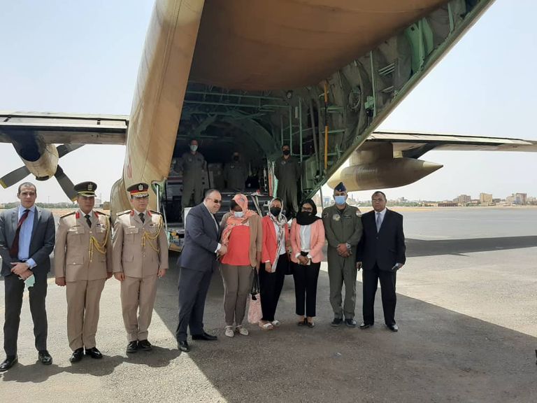 سفير مصر وملحق الدفاع في استقبال المساعدات المصرية بمطار الخرطوم