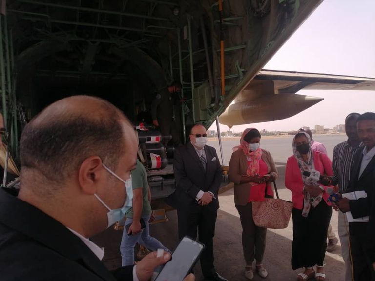 سفير مصر وملحق الدفاع في استقبال المساعدات المصرية بمطار الخرطوم
