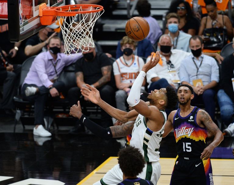 من مباراة فينيكس صنز وميلووكي باكس