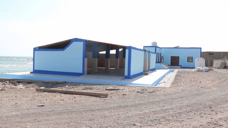 مشروع مركز إنزال سمكي شيدته دولة الإمارات