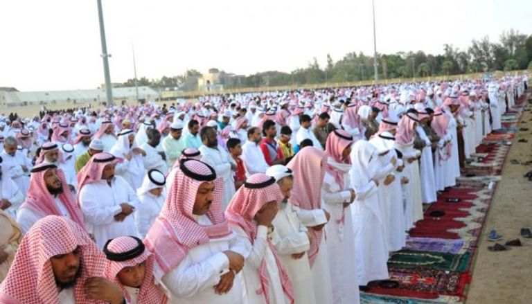 السعوديون يؤدون صلاة عيد الأضحى في الساحات
