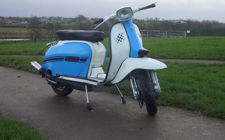 دراجة نارية من طراز Lambretta GP/DL مصمم السيارات Giorgetto Giugiaro نجح في تصميم الساعات أيضا