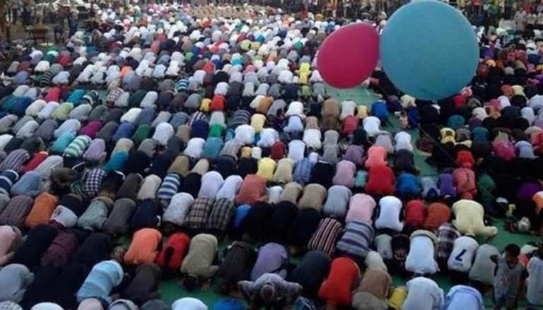 جمع من المسلمين يصلون صلاة عيد الأضحى