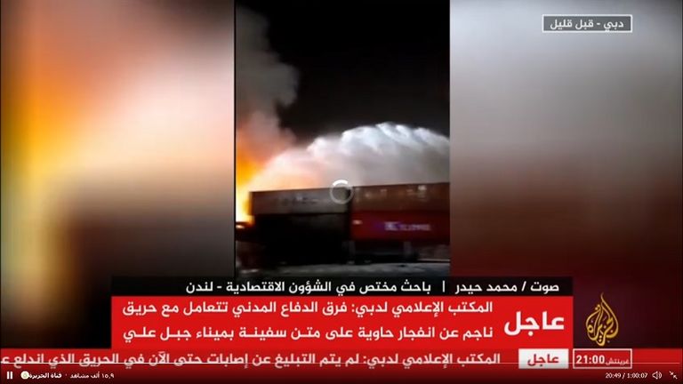 فرق الدفاع المدني بدبي بعد سيطرتها على الحريق