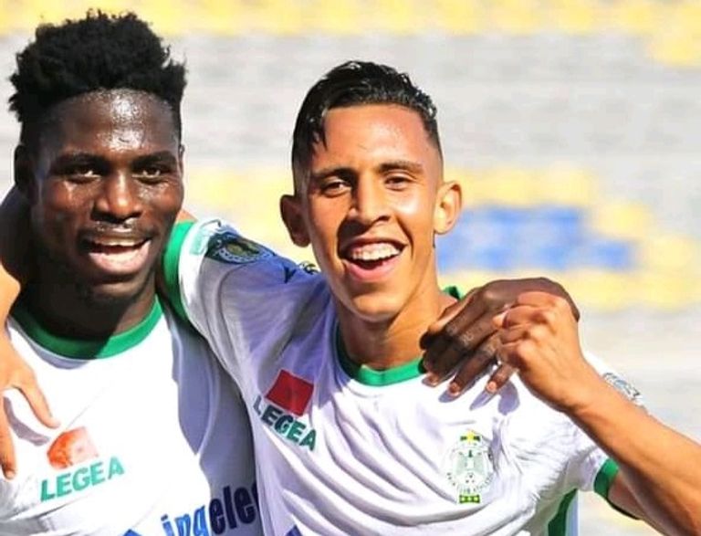 سفيان رحيمي وبن مالانجو نجما الرجاء المغربي دينيس لافاني مدرب شبيبة القبائل الجزائري