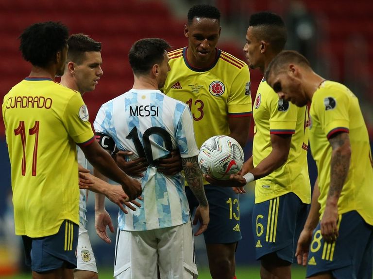 ميسي مع ياري مينا ولاعبي الأرجنتين جورجيو كيليني وجوردي ألبا