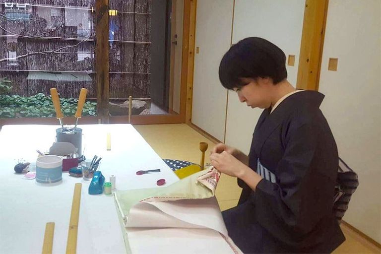 التطريز الفلسطيني يزين أحزمة الكيمونو الياباني