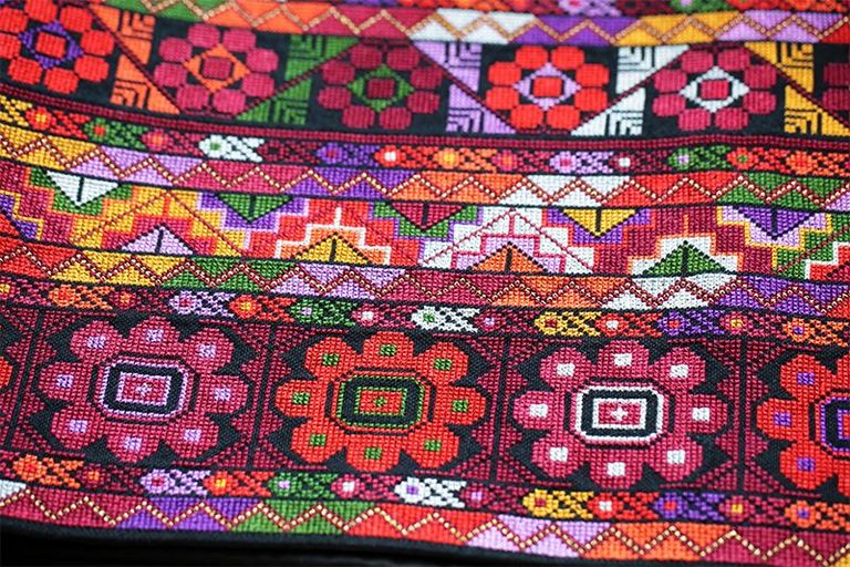 التطريز الفلسطيني يزين أحزمة الكيمونو الياباني