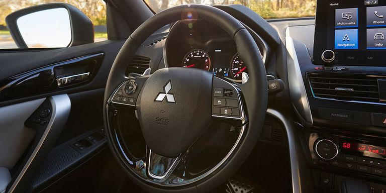 صالون  سيارة ميتسوبيشي إكليبس 2022 من الداخل