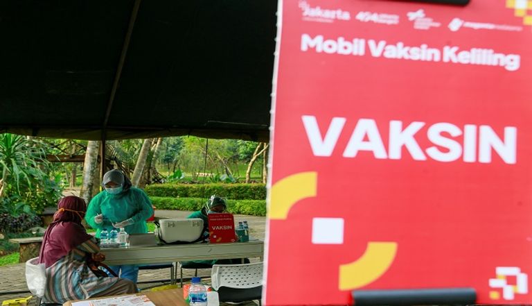 أشخاص يتلقون لقاح كورونا في جاكرتا