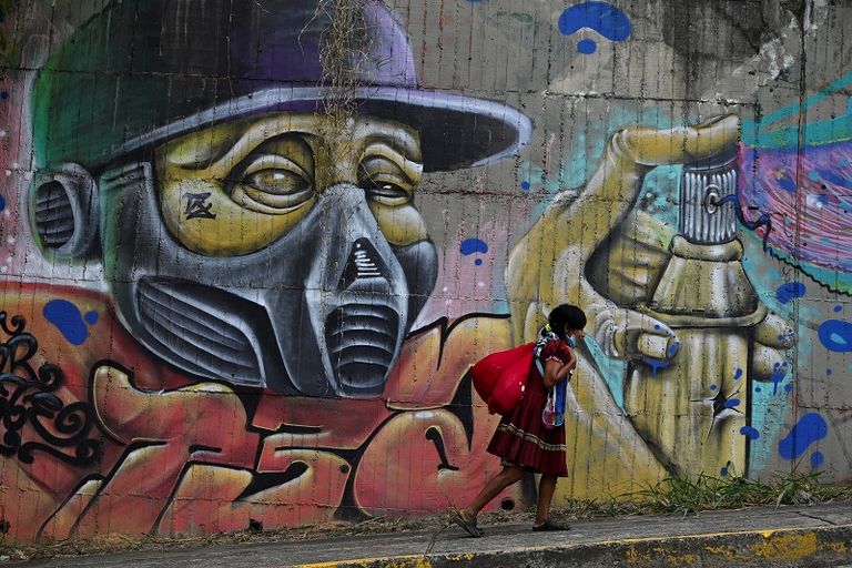 مسافرون يرتدون ملابس واقية من فيروس كورونا في مطار هونج كونج