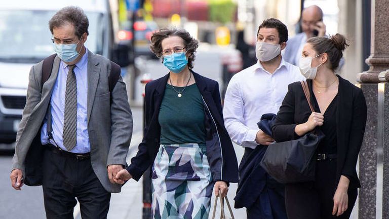 والد سارة ووالدتها