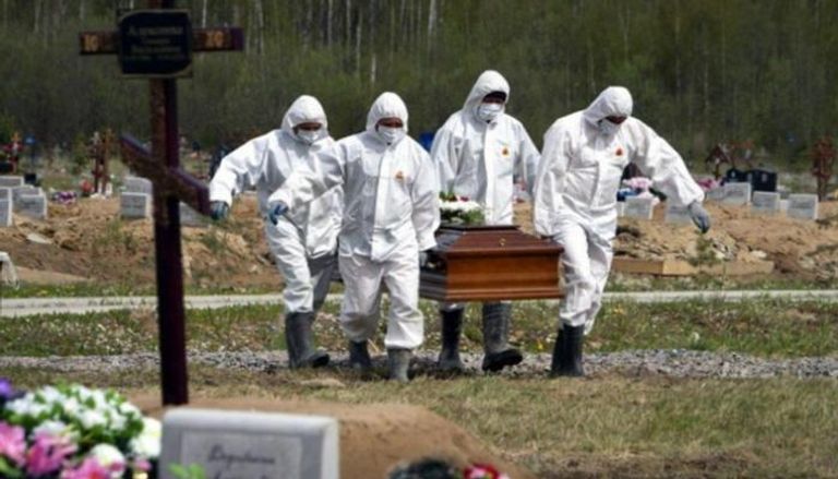 دفن أحد المتوفين بكورونا في روسيا