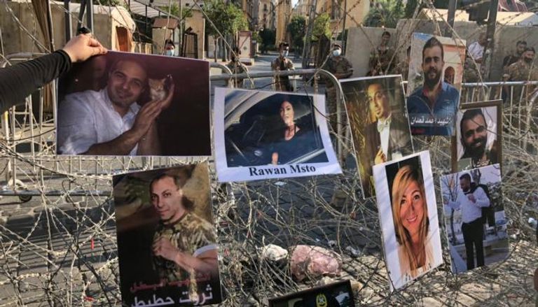 صور ضحايا المرفأ على الأسلاك الشائكة أمام مجلس النواب