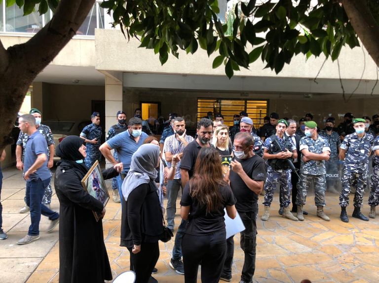 صور ضحايا المرفأ على الأسلاك الشائكة أمام مجلس النواب