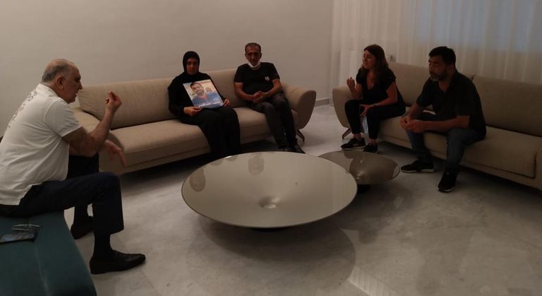 صور ضحايا المرفأ على الأسلاك الشائكة أمام مجلس النواب