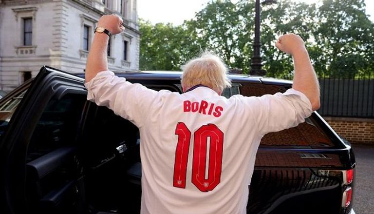 بوريس جونسون يرتدي قميص إنجلترا