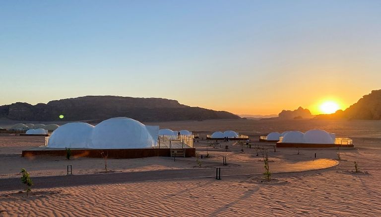 منظر يظهر أحد المخيمات الفخمة بوادي رم سائحون في منطقة البتراء الأثرية بالأردن - رويترز