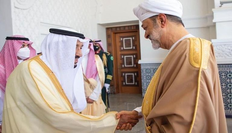 الملك سلمان بن عبدالعزيز آل سعود يستقبل السلطان هيثم بن طارق