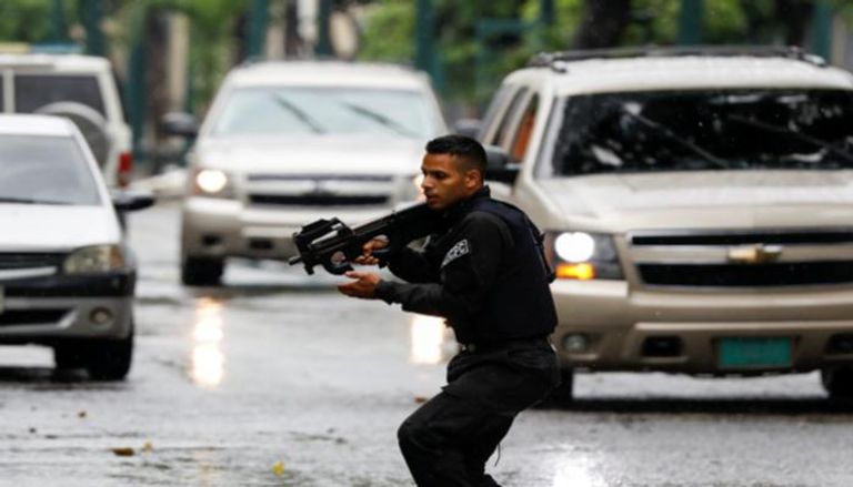 أحد أفراد الشرطة الفنزويلية