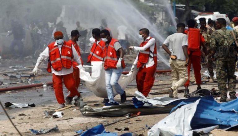 الفرق الطبية تنقل ضحايا تفجير إرهابي بمقديشو