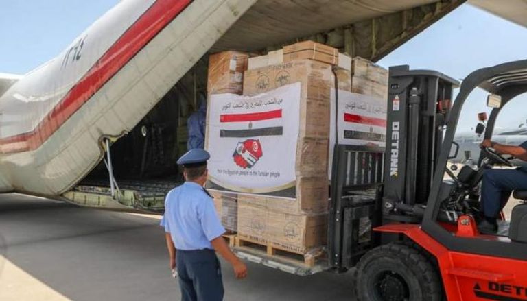 مساعدات مصرية إلى تونس