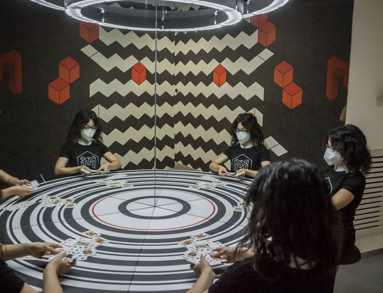 إحدى غرف متحف الأوهام في مدينة ميلانو الإيطالية